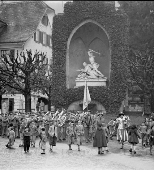 Voter's meeting procession at Winkelried monument, Stans 1952.