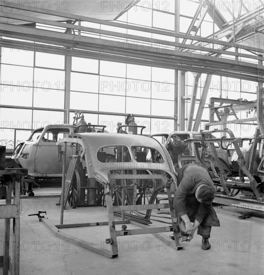 Coachwork; assembly hangar; General Motors 1946.