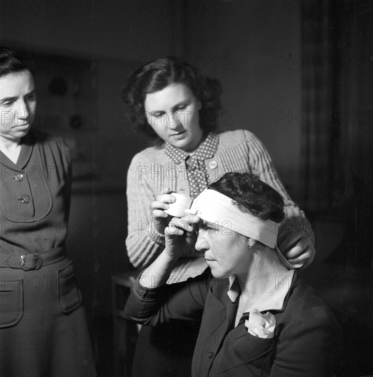 Performance certificate for girls; household examination; around 1943.