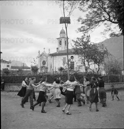 People dance around the maypole in Melide, 1942.