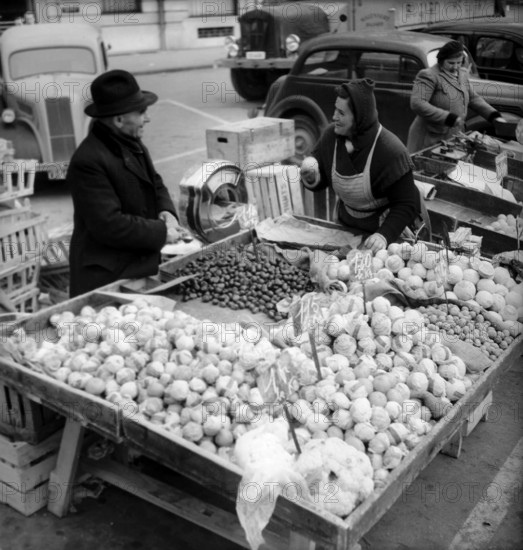 Market in Lausanne 1949: market stall; chestnuts; orange; mandarine.