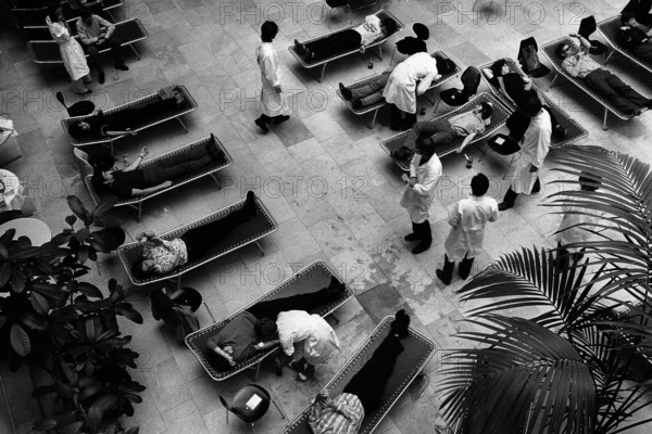 People donating blood in the Lichthof of University Zurich, 1971.