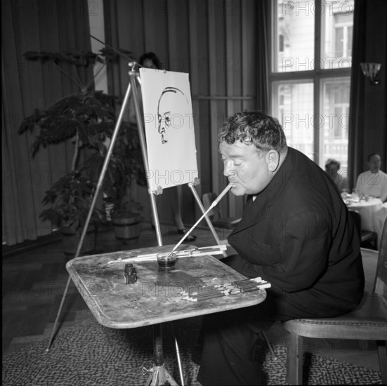 Mitglieder der Vereinigung mund- und fussmalender Kunstler stellen sich und ihre Werke vor.