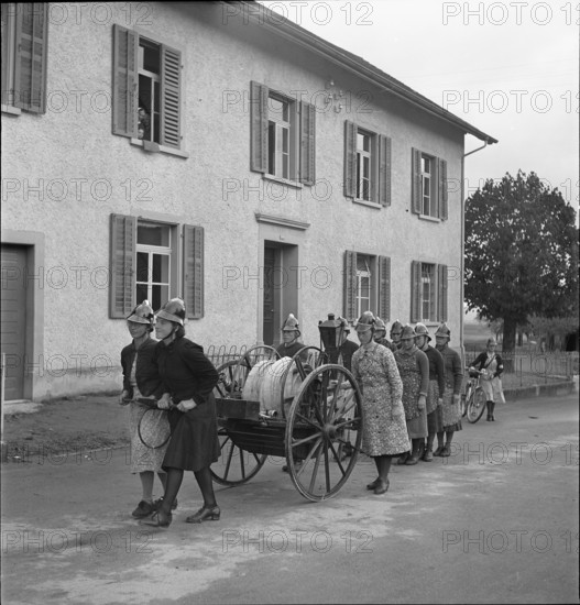 Women of the auxillary fire brigade with hose cart, 1941.