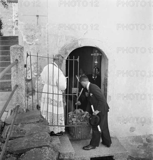 Witsun bread distribution in the Valais, 1941.