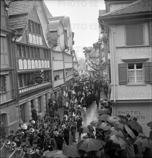 Voters meeting Glarus 1940: Procession with brass band music.