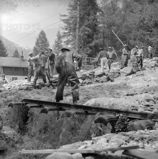 Tasch; clearance work, clearing rails by shovelling; 1957.
