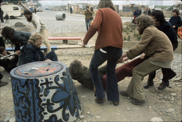 Squatters exercising behaviour in case of police intervention.