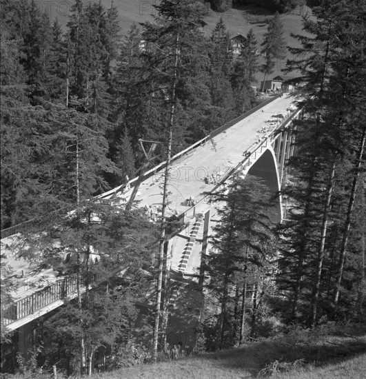 Bridge over the Engstlen under construction; 1952.