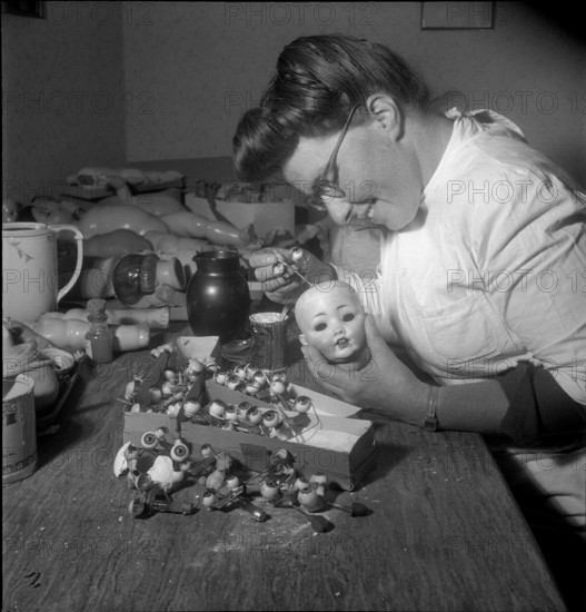 Clinic for dolls of Miss Jucker, Uster 1948.