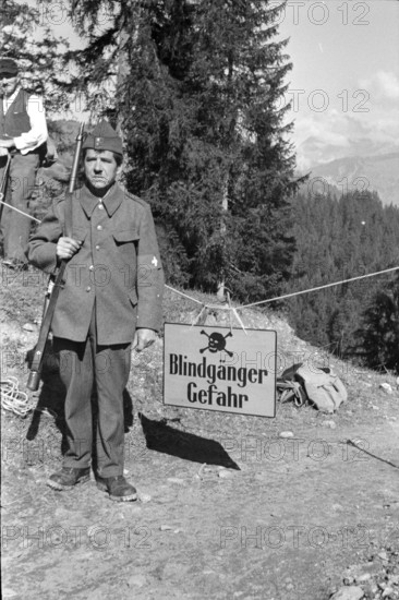 WW 2: Bomb airdrop, dropping; Bombs in Maiensaesse, Valdavos 1943.