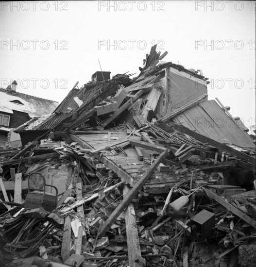 WW 2: bombing in Switzerland; bomb airdrop, dropping Zurich 1940.