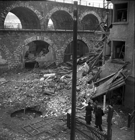 WW 2: bombing in Switzerland; bomb airdrop, dropping Zurich 1940.