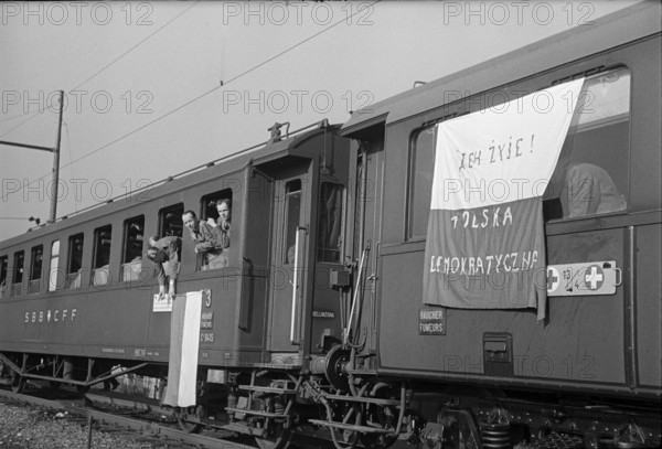 Departure; Polish internees leave Switzerland in 1945.