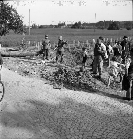 WW 2: bombing in Switzerland; bomb airdrop, 1940.