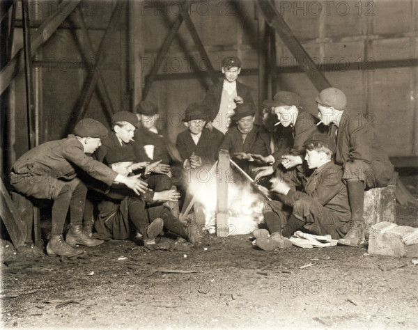 Gang of youthful newspaper boys in New York in 1910