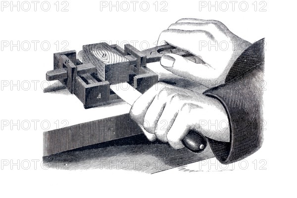 Apparatus for cleaning knives.