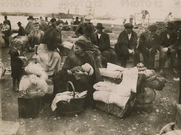 Emigrants at the port of Naples
