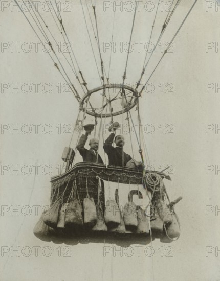 Romeo Frassinetti and Giuseppe Cobianchi aboard a hot air balloon