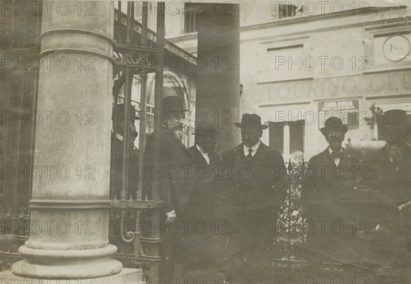 The General Management of the Touring Club Italiano at the entrance to the headquarters on Via Montenapoleone. 
	
		1900-1915