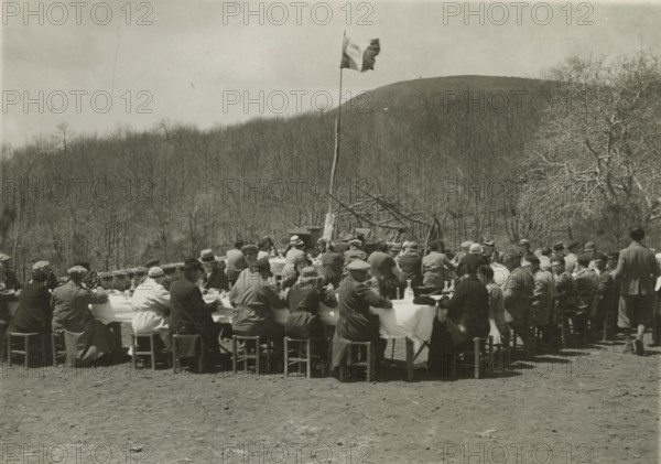 Group lunch during the Etna tour. 
	
		1924