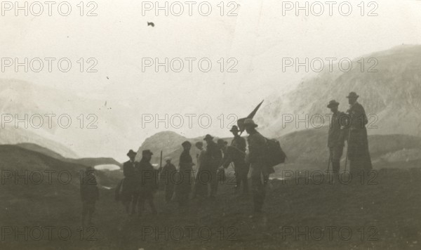 Departure of a team for the climb to Gran Sasso. 
	
		1913