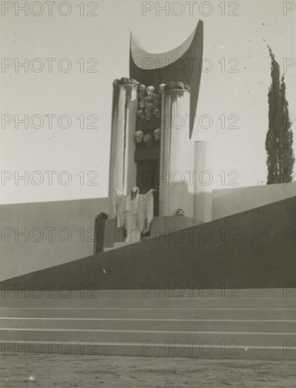 Antigone on stage in Syracuse. 
	
		1924