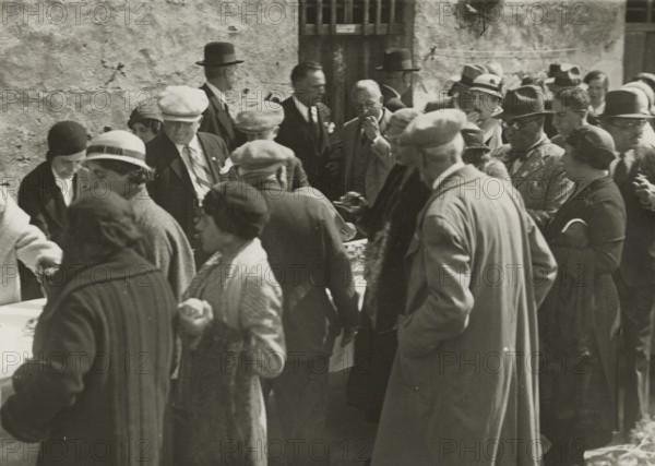 A caravan lunch. 
	
		1924