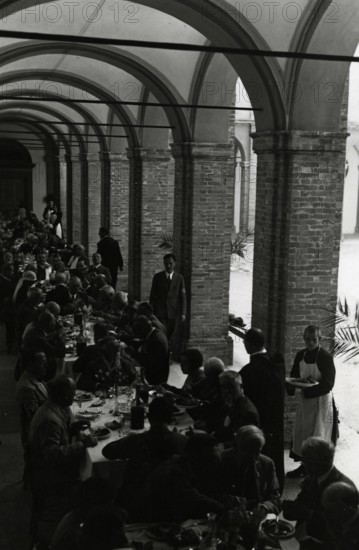 Touring Club Members ' banquet in the cloister of Santa Maria del Monte. 1931