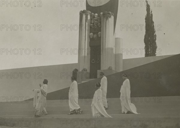 Actresses on stage in Syracuse. 1924