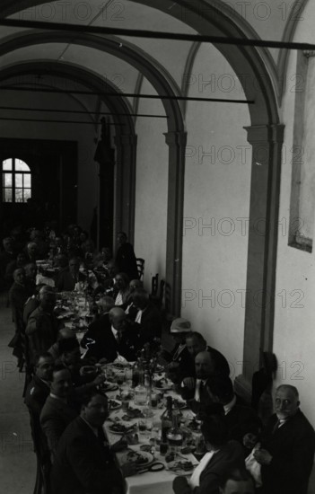 Touring Club Members ' banquet in the cloister of Santa Maria del Monte. 1931