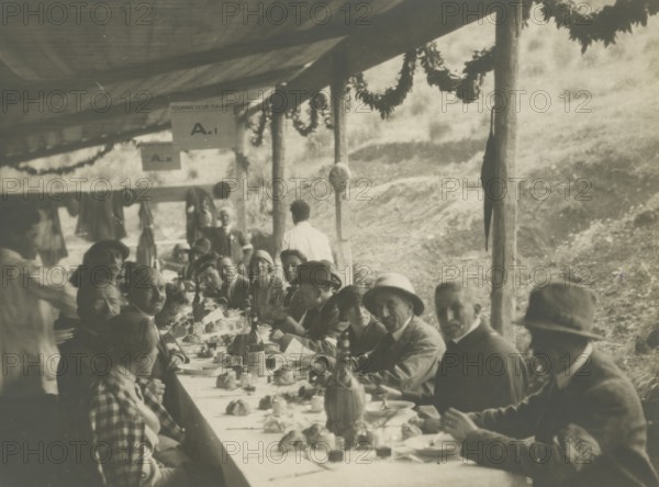 Touring Club Members  at lunch in Vallefunda. 1923