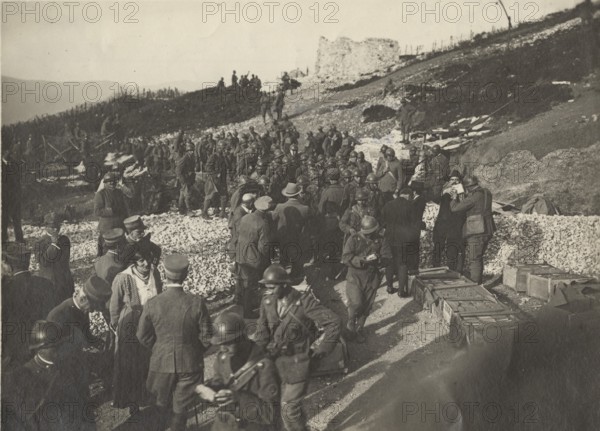 The distribution of gifts collected by the Italian Touring Club to the Col Moschin fighters.