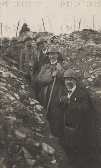 Luigi Vittorio Bertarelli and his collaborators on the occasion of the distribution of the gifts collected by the Italian Touring Club to the Col Moschin fighters.