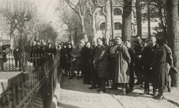 Touring Club Italiano Members in front of the war memorial in Domodossola.