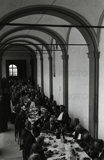 Members' banquet in the cloister of Santa Maria del Monte.