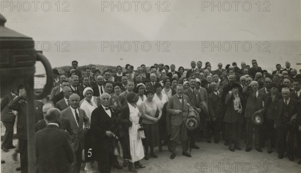 Excursionists at the monument to the Italian fallen in Libya. 
	
		1931