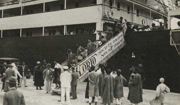 Excursionists disembark in Tripoli. 
	
		1931