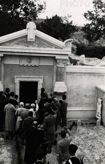 Homage to the tomb of Italico Sandro Mussolini in Paderno. 
	
		1931