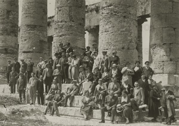 Group portrait in Segesta. 
	
		1924