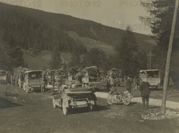 Luigi Vittorio Bertarelli and Massimo Tedeschi in the trenches of the front. 1918