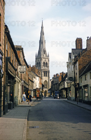 Old Kings Arms pub and shops on Kirk Gate street, Church of Saint Mary Magdalene, Newark- on-Trent, Nottinghamshire, England, UK early 1960s.