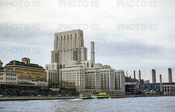 Presbyterian Hospital, Weill Cornell Campus, East River, Manhattan, New York, NY State, USA c 1953.
