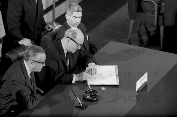 Laos conference in Geneva 1962: signing of the agreement