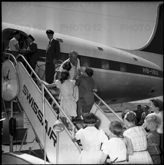 Swiss Himalaya expedition 1956: Arrival or departure in Kloten, Albert Eggler