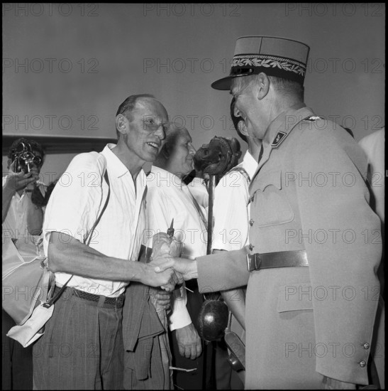 Swiss Himalaya expedition 1956: Arrival or departure in Kloten, Wolfgang Diehl and Brunner