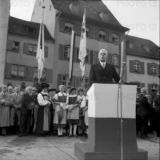 Federal Councillor Feldmann at the commemoration 510 years Battle of St. Jakob an der Birs, Basle 1954