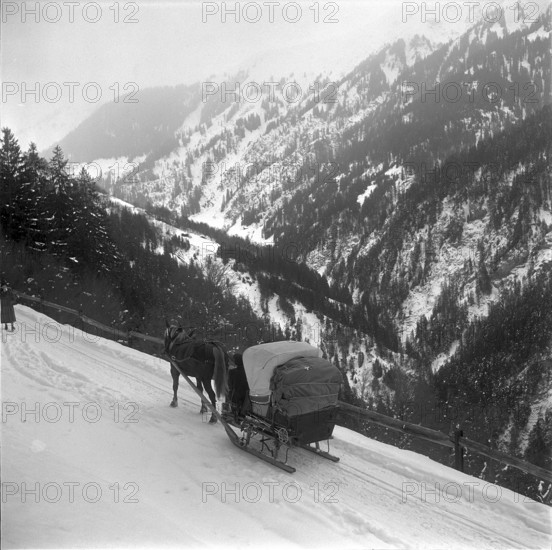 Post delivery in the Grisons by sleigh 1953