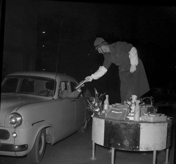 Driver give presents to traffic policeman in Zurich