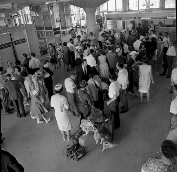 Kloten airport, Swiss expatriates from Canada arriving, 1964